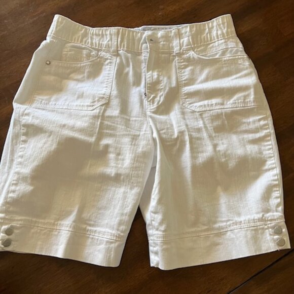 Gloria Vanderbilt Bermuda Shorts, White with zippered and elastic waist size 14 - Picture 1 of 6